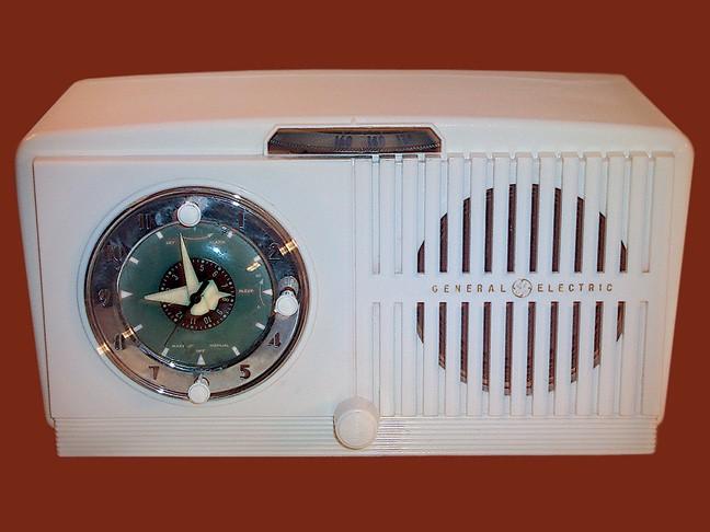 General Electric 518 Clock Radio (1951)