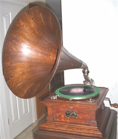 Victor V Phonograph (1921)