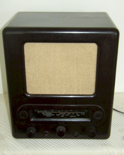 VE301 DYN WWII Nazi Radio by Loewe (1939)