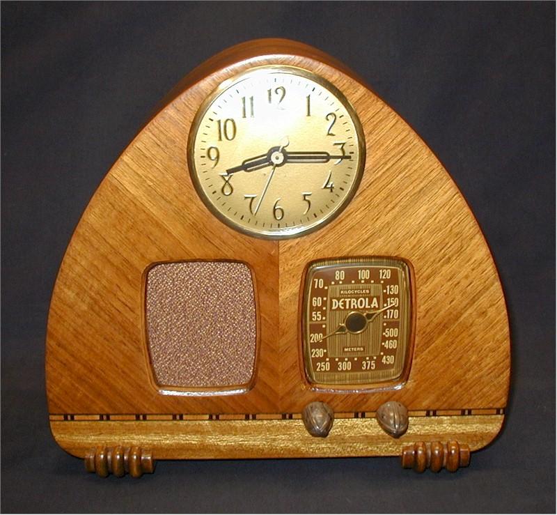 Detrola 302 "Triangle" Mini-Cathedral Clock Radio (1939)