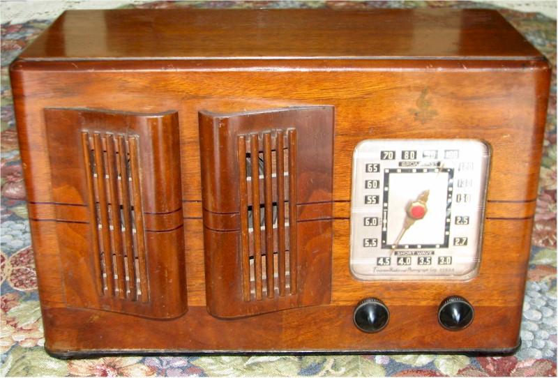 Emerson Radio w/Ingraham Cabinet (1941)