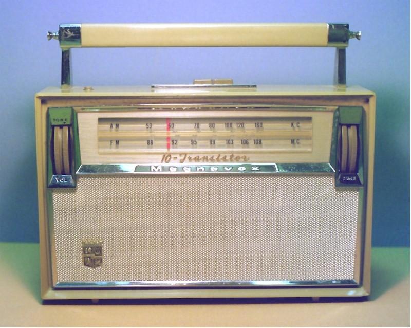 Magnavox FM-90 AM-FM Transistor Portable (1961)