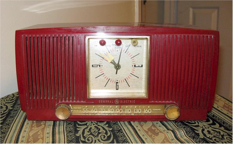 General Electric 674 Clock Radio (1955)