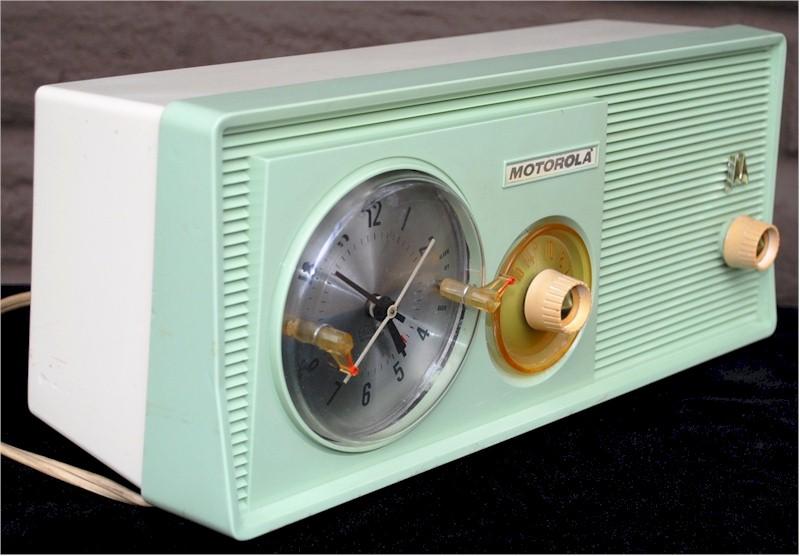 Motorola 5C23GW Clock Radio (1958)