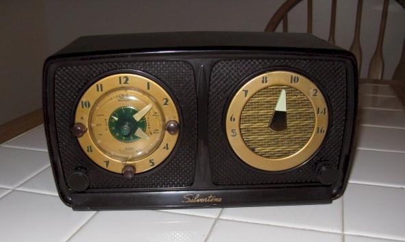 Silvertone 10 Clock Radio (1951)