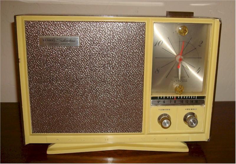 Silvertone 132.4301 Clock Radio (1970s)