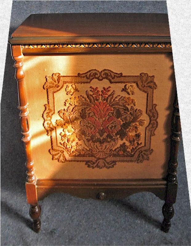 Radiola 106 Tapestry Powered Speaker