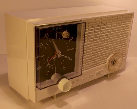 RCA RHD10Y Clock Radio (early 1960s)