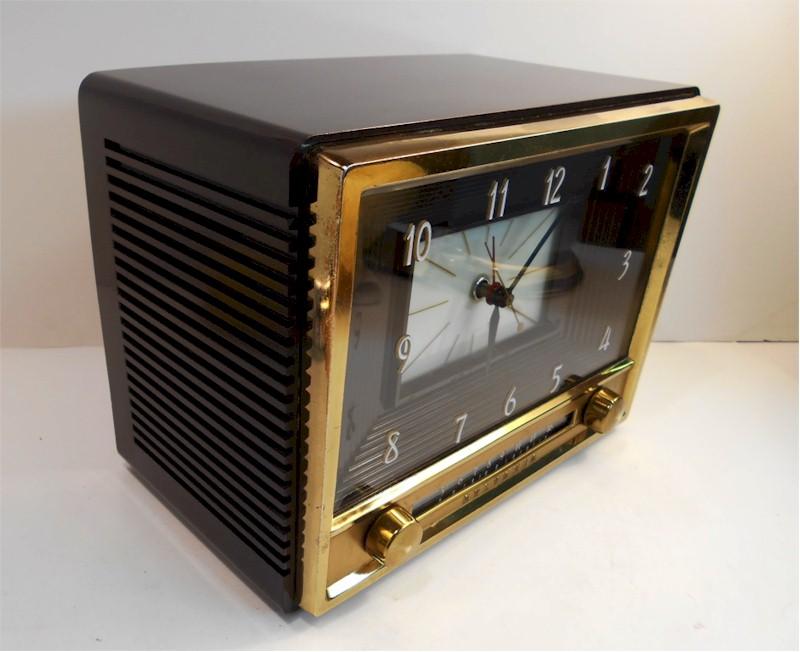 Sylvania 543M Clock Radio (1952)