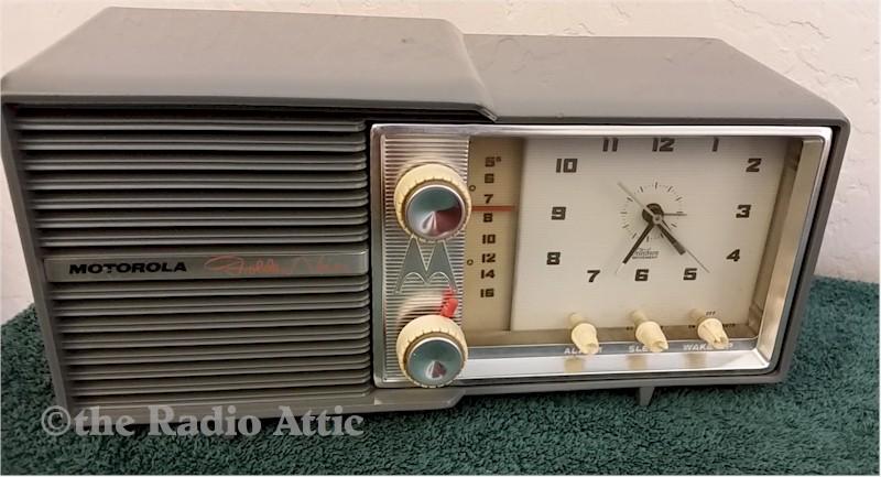 Motorola 6C26A Clock Radio (1957)