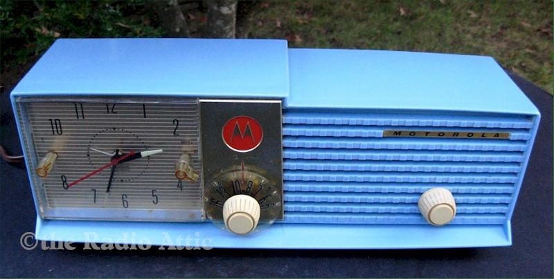 Motorola 57-CD-3A Clock Radio (1957)