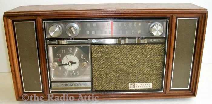 General Electric C-1565A AM/FM Clock Radio (1967)