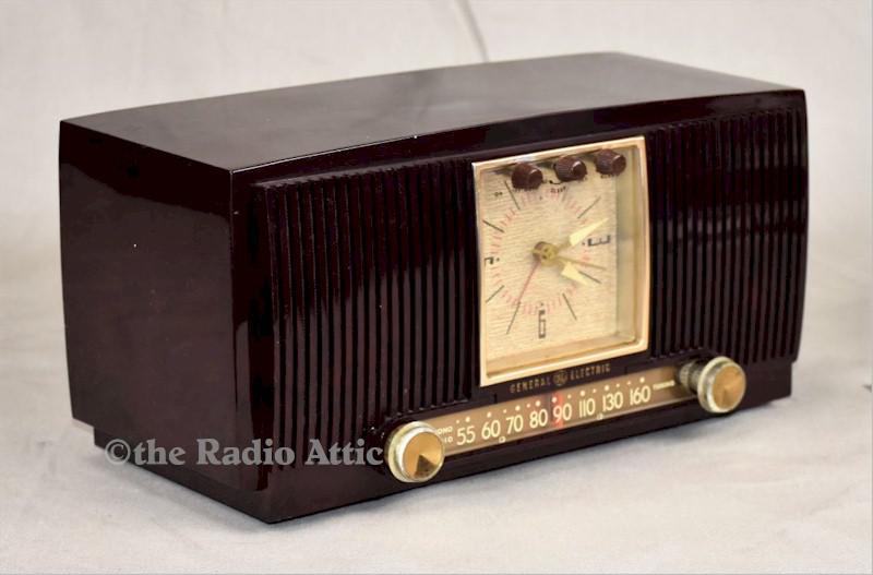 General Electric 572 Clock Radio (1955)