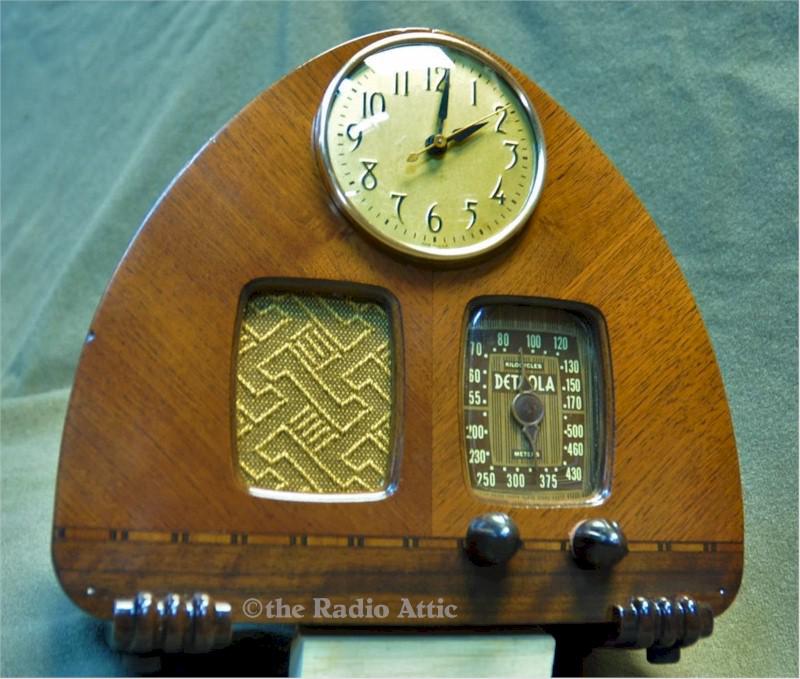 Detrola 302 Clock Radio (1939)