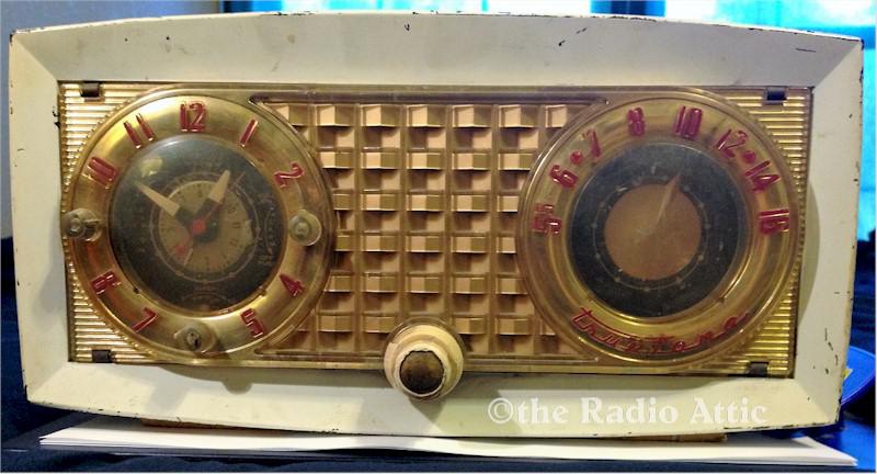 Truetone D-2420A Clock Radio (1954)