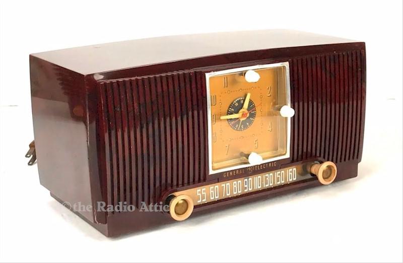 General Electric 546 Clock Radio (1952)