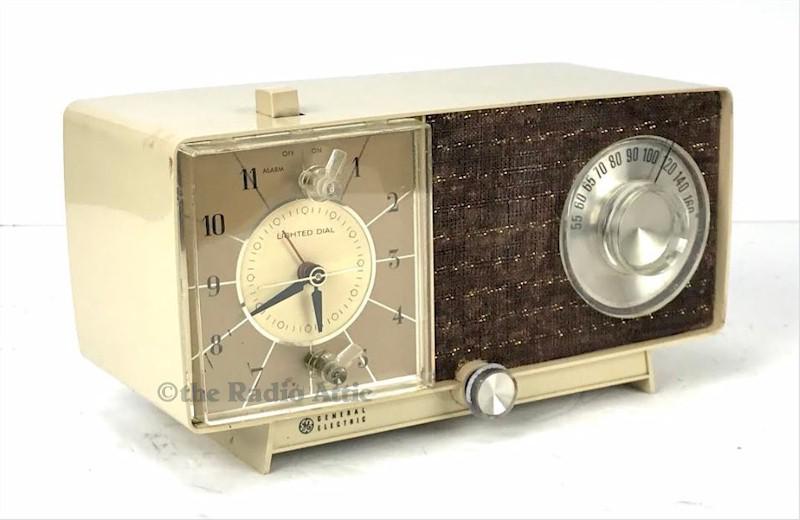 General Electric C465A Clock Radio (1962)